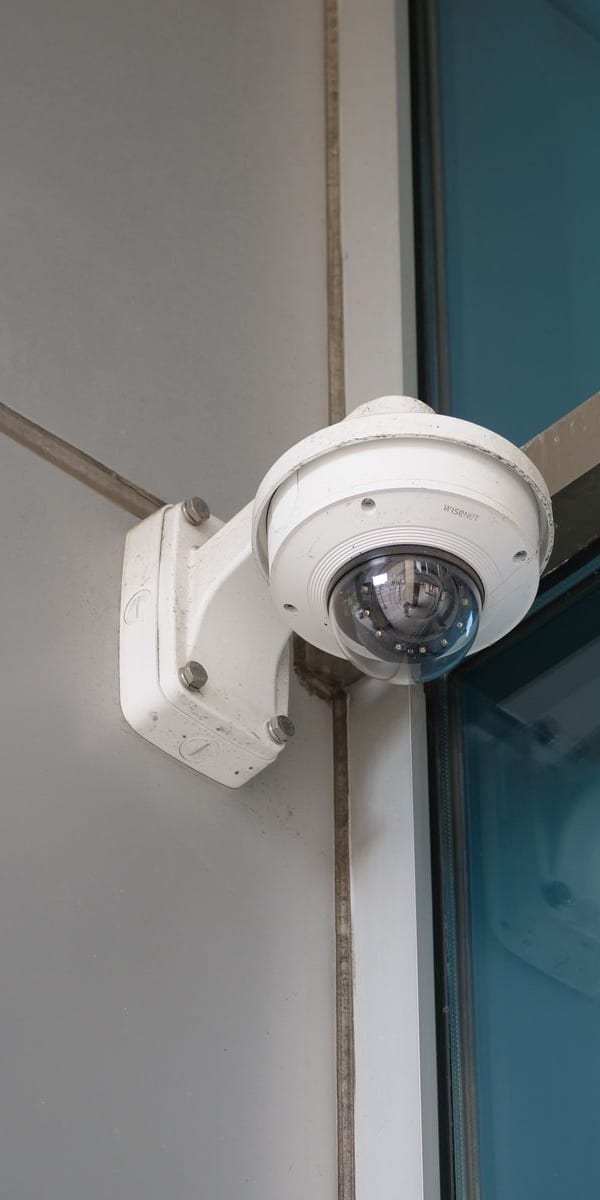 Câmara de videovigilância montada na fachada de um edifício