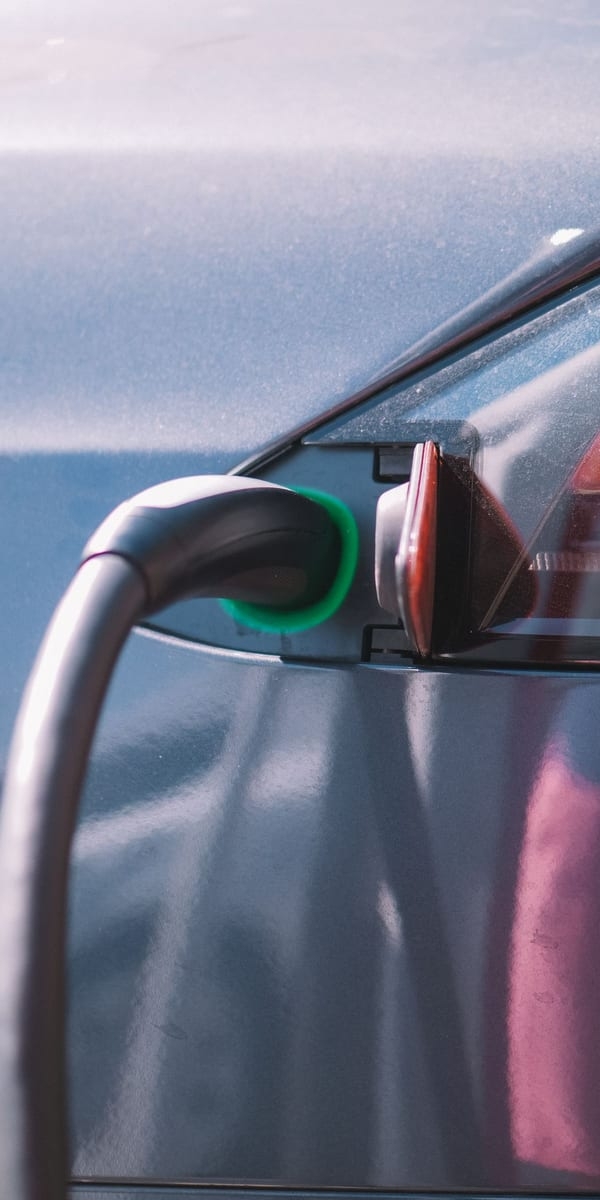 Cabo de carregamento ligado a um automóvel elétrico