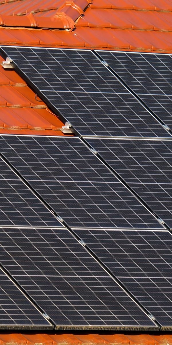 Painéis solares fotovoltaicos instalados num telhado de telha